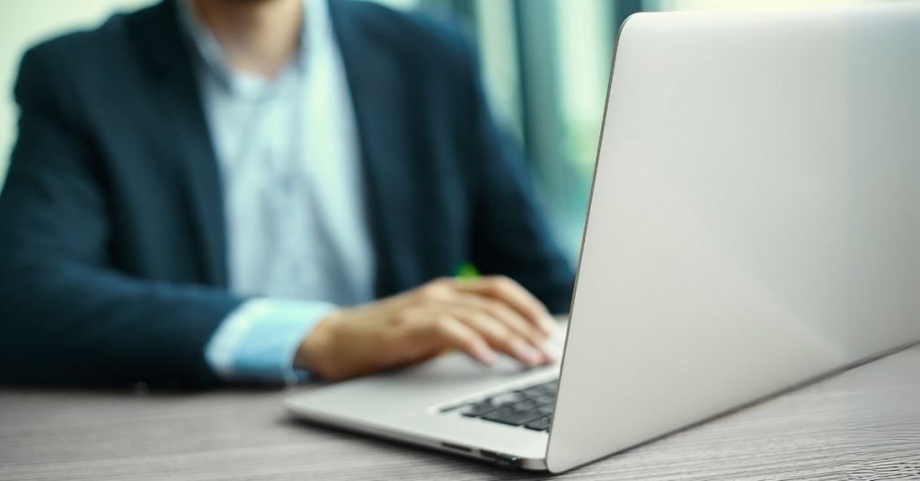 Por qué muchas empresas colombianas prefieren alquilar computadores