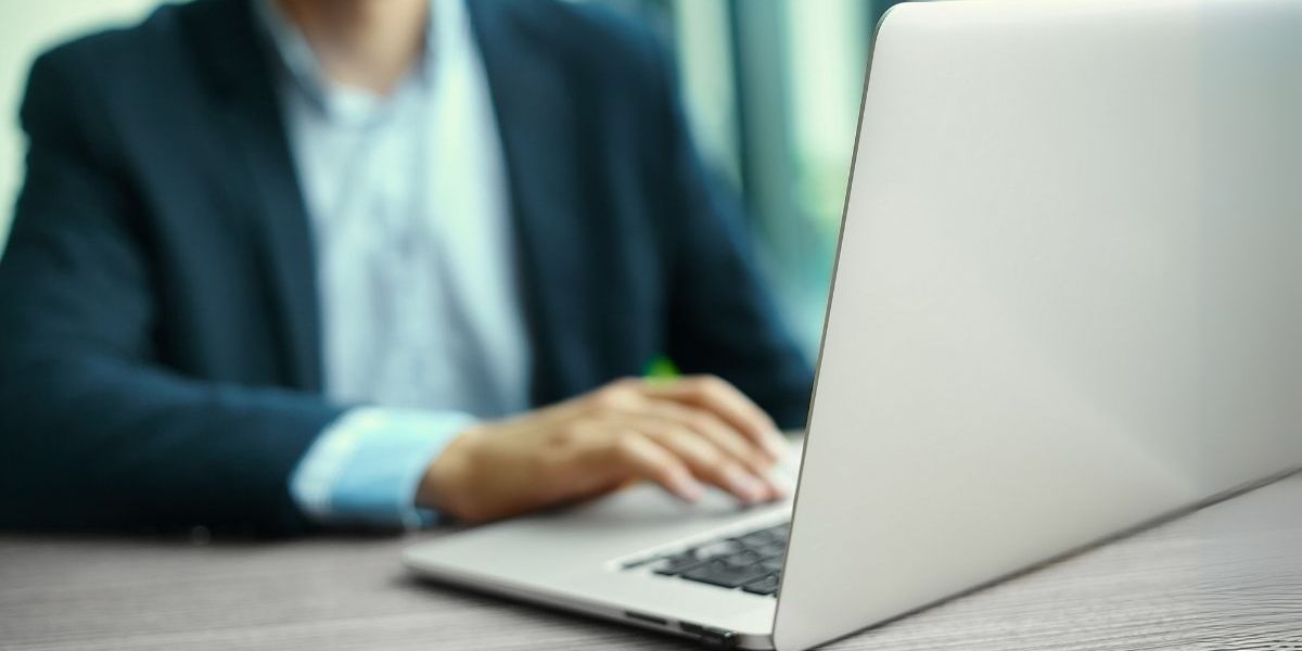 Por qué muchas empresas colombianas prefieren alquilar computadores